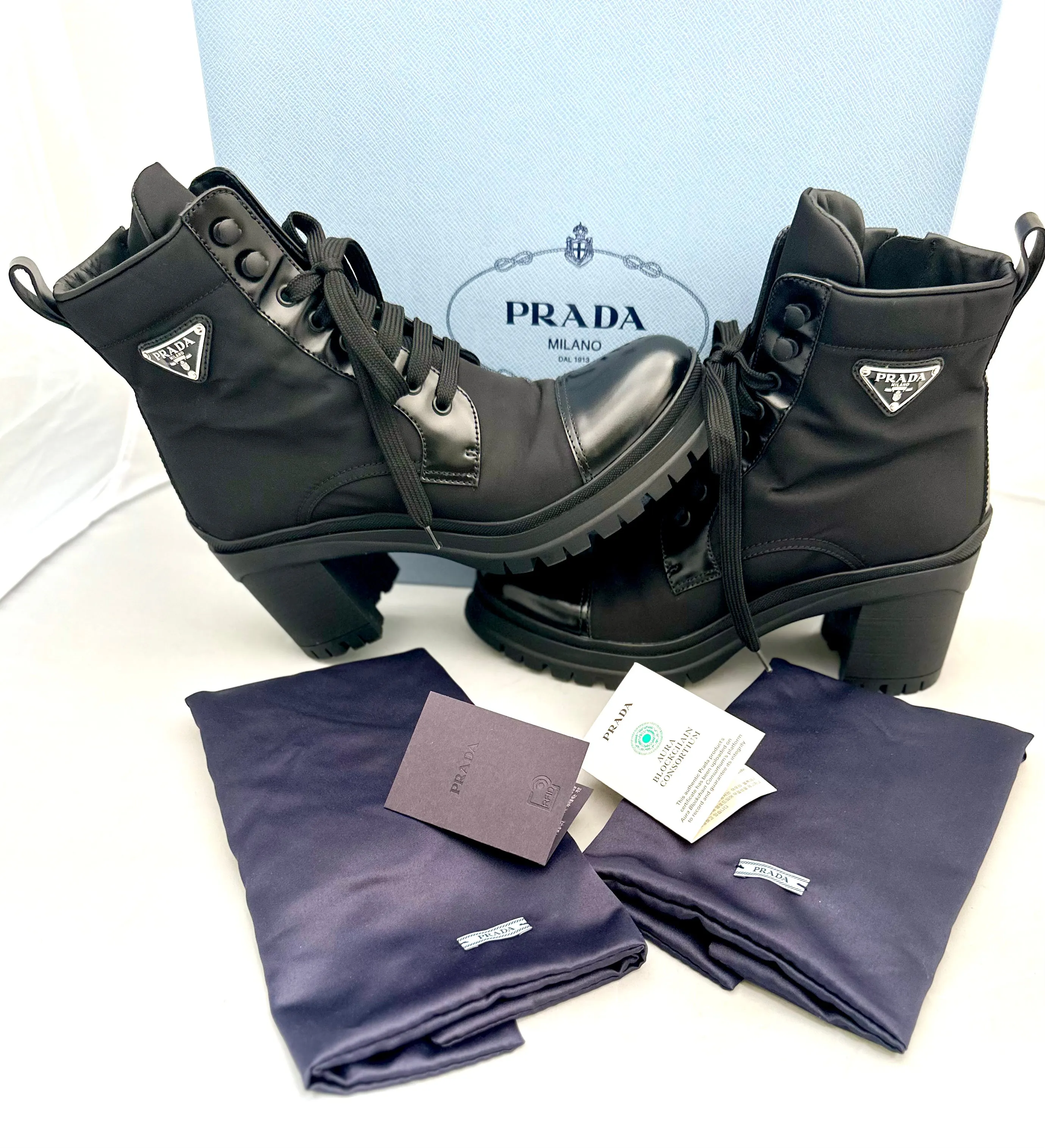 PRADA CLASSIC BRUSHED LEATHER AND NYLON LACED BOOTIES size 40 (PREOWNED)